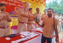 83 मोबाइल बरामद, सत्यापन कर पुलिस ने धारकों को सौंपा मोबाइल 