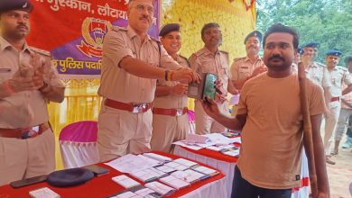 83 मोबाइल बरामद, सत्यापन कर पुलिस ने धारकों को सौंपा मोबाइल 