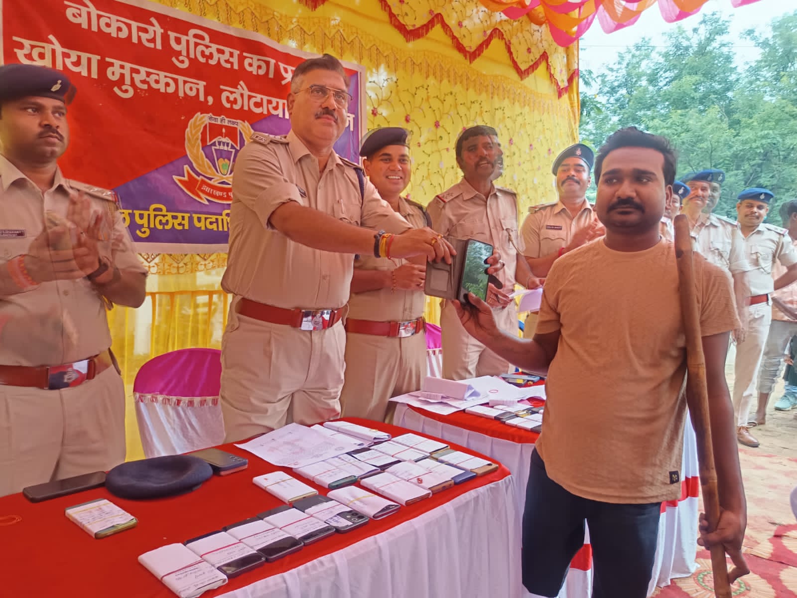 83 मोबाइल बरामद, सत्यापन कर पुलिस ने धारकों को सौंपा मोबाइल 83 मोबाइल बरामद, सत्यापन कर पुलिस ने धारकों को सौंपा मोबाइल