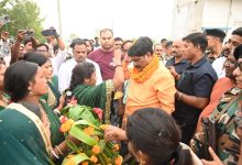 गोमिया में कोनार नदी में नवनिर्मित इंटेकवेल का उद्घाटन मंत्री योगेंद्र प्रसाद ने किया