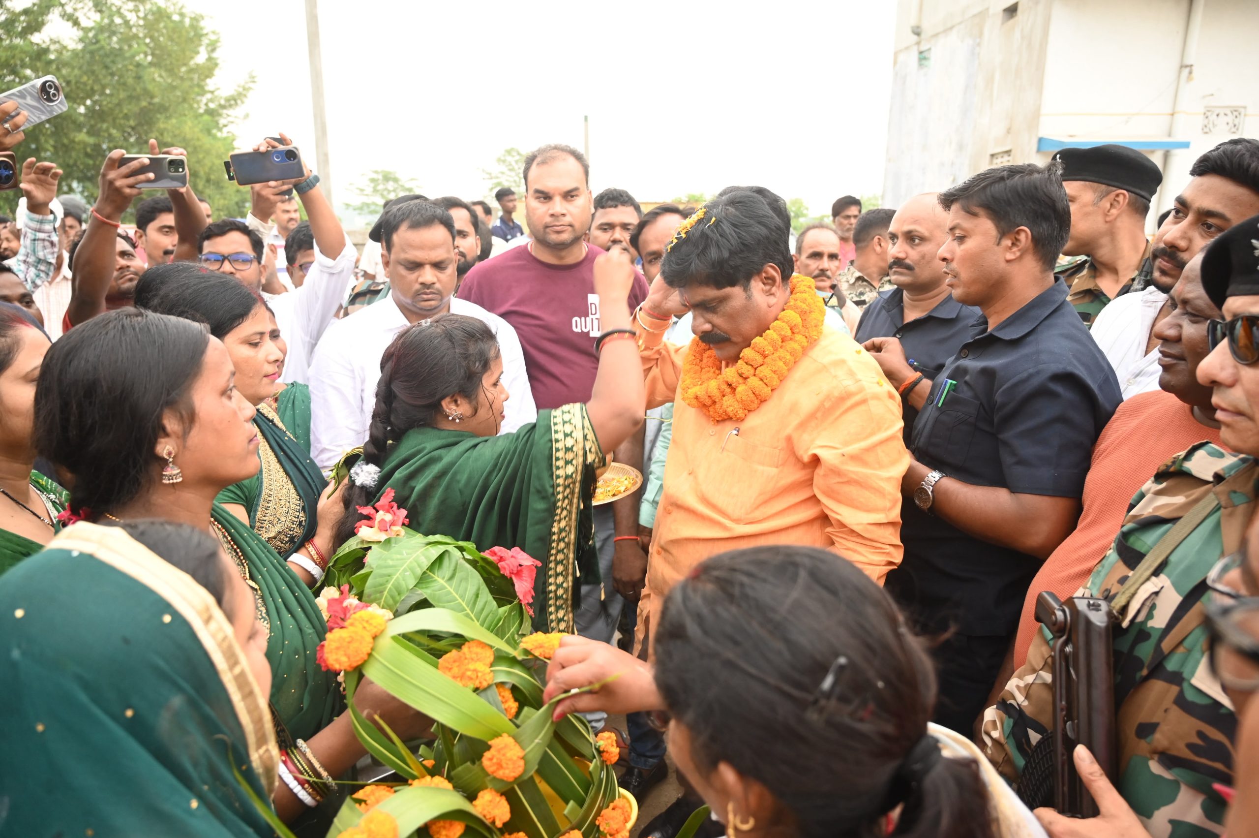 गोमिया में कोनार नदी में नवनिर्मित इंटेकवेल का उद्घाटन मंत्री योगेंद्र प्रसाद ने किया