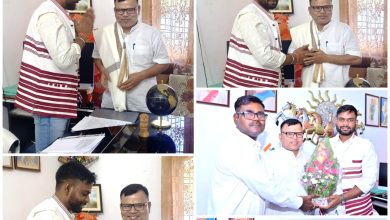 विधायक रामकुमार टोप्पो द्वारा मीडिया हाउस के डा ए के गुप्ता, प्रधान संपादक/अध्यक्ष को सम्मानित करते हुए।