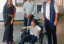 दिव्यांग छात्र की पीड़ा सुन भावुक हुए जिलाधिकारी