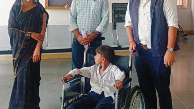 दिव्यांग छात्र की पीड़ा सुन भावुक हुए जिलाधिकारी