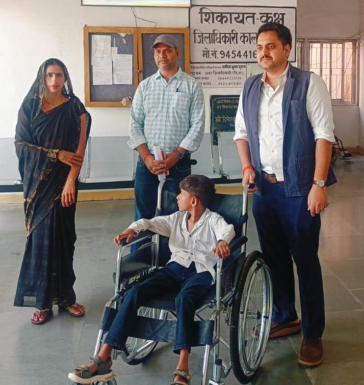 दिव्यांग छात्र की पीड़ा सुन भावुक हुए जिलाधिकारी दिव्यांग छात्र की पीड़ा सुन भावुक हुए जिलाधिकारी