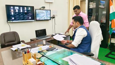 आईजीआरएस शिकायतों की समीक्षा में जिलाधिकारी सख्त