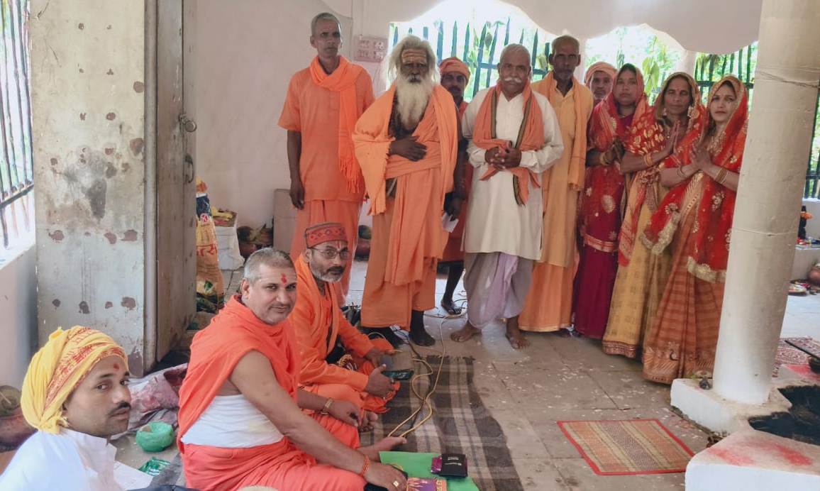 शिव मंदिर में श्रद्धालुओं ने किया दूध से रुद्राभिषेक पूजन