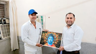 डॉ. रवि आनंद को भारतीय अहिंसा सेवा संस्थान ने महात्मा बुद्ध कि तस्वीर भेंट की