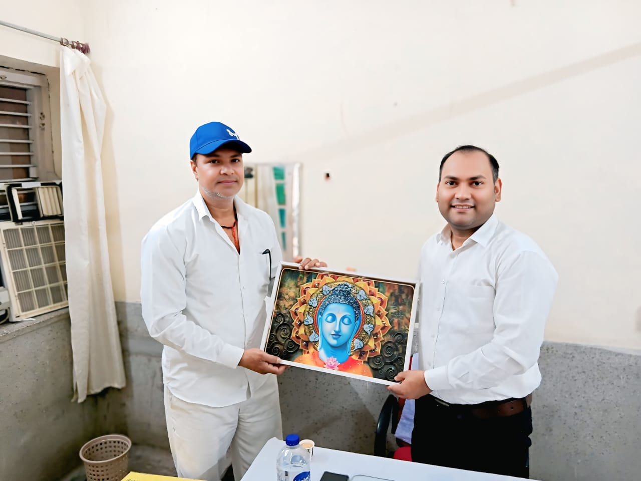 डॉ. रवि आनंद को भारतीय अहिंसा सेवा संस्थान ने महात्मा बुद्ध कि तस्वीर भेंट की डॉ. रवि आनंद को भारतीय अहिंसा सेवा संस्थान ने महात्मा बुद्ध कि तस्वीर भेंट की