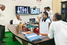 सोनभद्र-जनसुनवाई में लापरवाही पर 11 अधिकारियों का वेतन अवरुद्ध, जिलाधिकारी का बड़ा एक्शन,