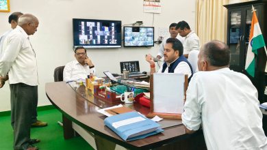 सोनभद्र-जनसुनवाई में लापरवाही पर 11 अधिकारियों का वेतन अवरुद्ध, जिलाधिकारी का बड़ा एक्शन,