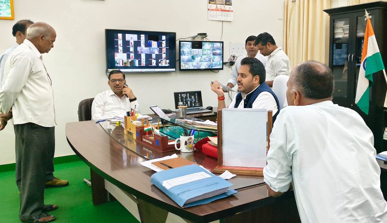सोनभद्र-जनसुनवाई में लापरवाही पर 11 अधिकारियों का वेतन अवरुद्ध, जिलाधिकारी का बड़ा एक्शन,