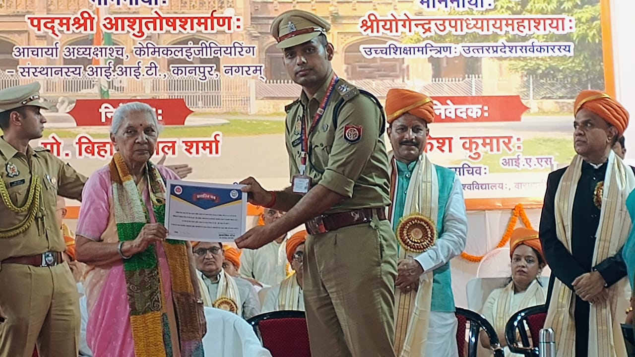 महामहिम राज्यपाल द्वारा सोनभद्र पुलिस को प्रशस्ति पत्र प्रदान कर किया गया सम्मानित महामहिम राज्यपाल द्वारा सोनभद्र पुलिस को प्रशस्ति पत्र प्रदान कर किया गया सम्मानित