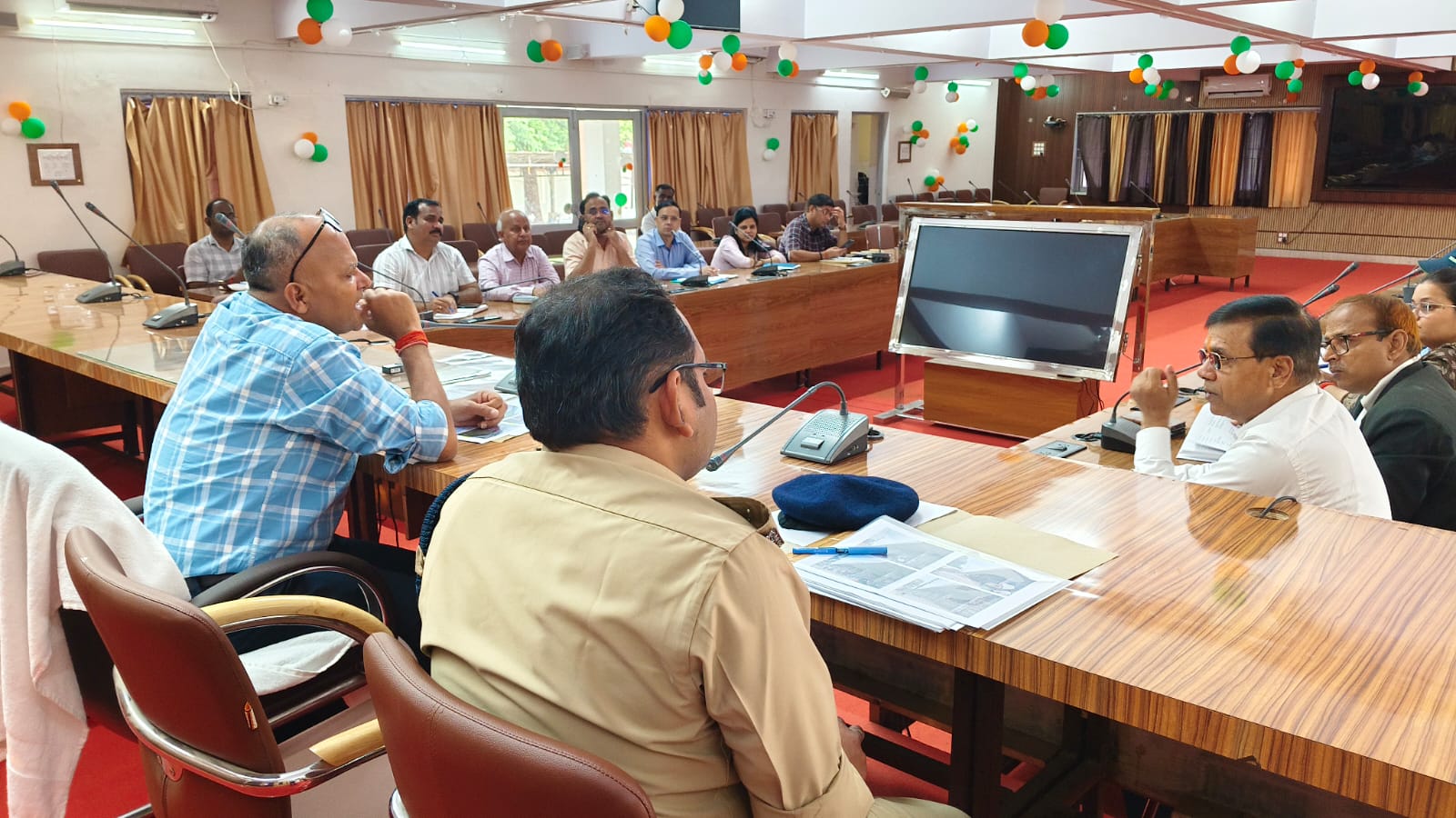 जिलाधिकारी के निर्देशन में अपर जिलाधिकारी वि0/रा0 की अध्यक्षता में जिला स्तरीय स्वापक नियंत्रण समिति की बैठक