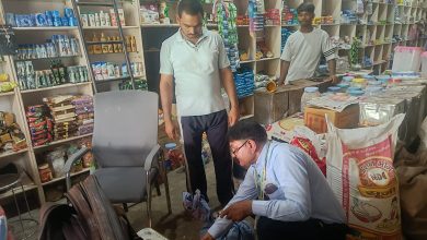खुली हल्दी का नमूना संग्रहित करते हुए शेष बोरी के हल्दी को सीज किया गया।