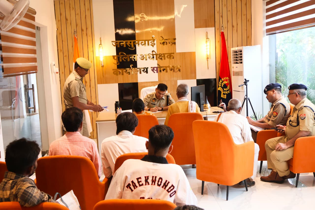 “जनसुनवाई में पुलिस अधीक्षक सोनभद्र ने सुनी आमजन की समस्याएं, त्वरित एवं निष्पक्ष निस्तारण के दिए निर्देश”