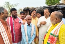 प्रभारी मंत्री ने सोन नदी में डूबने से मृत तीन बच्चों के परिजनों से की मुलाकात