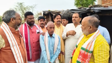 प्रभारी मंत्री ने सोन नदी में डूबने से मृत तीन बच्चों के परिजनों से की मुलाकात