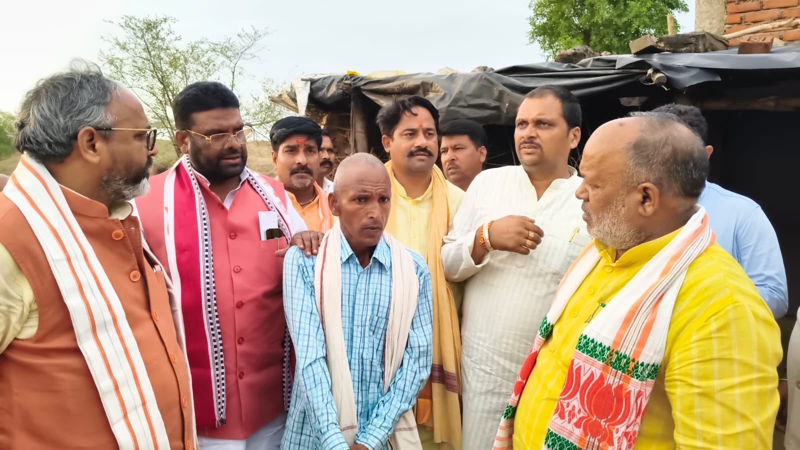 प्रभारी मंत्री ने सोन नदी में डूबने से मृत तीन बच्चों के परिजनों से की मुलाकात प्रभारी मंत्री ने सोन नदी में डूबने से मृत तीन बच्चों के परिजनों से की मुलाकात
