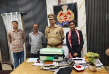 अनपरा पुलिस की तत्परता से महिला यात्री का खोया ट्रॉली बैग सकुशल बरामद, सुपुर्द कर लौटाई मुस्कान