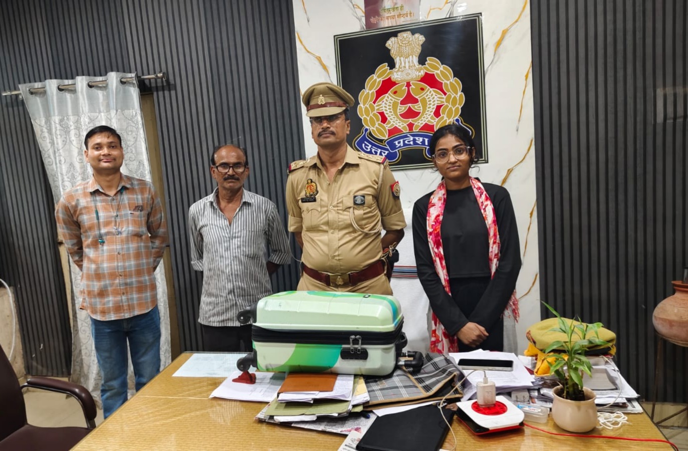 अनपरा पुलिस की तत्परता से महिला यात्री का खोया ट्रॉली बैग सकुशल बरामद, सुपुर्द कर लौटाई मुस्कान