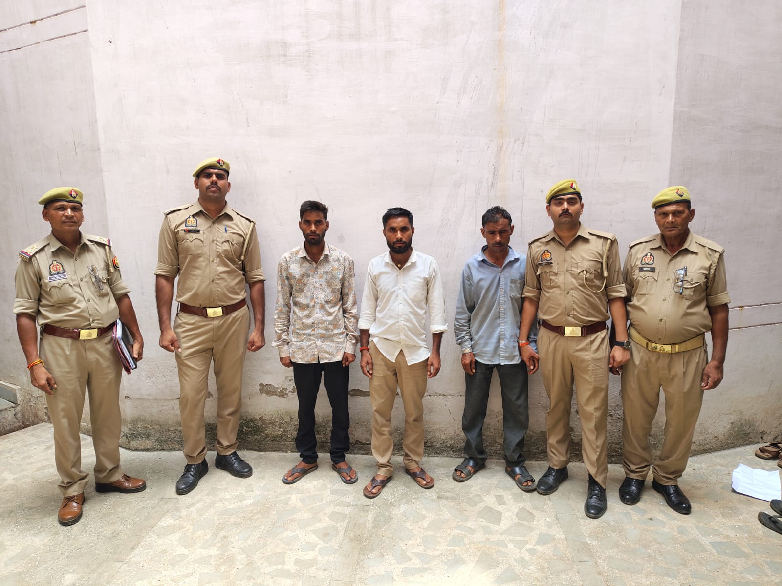 मारपीट एवं जानलेवा हमले के मुकदमे में वांछित तीन अभियुक्त गिरफ्तार