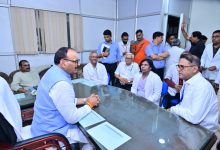 उपमुख्यमंत्री ने स्वरूपरानी चिकित्सालय पहुंचकर उपलब्ध स्वास्थ्य सुविधाओं एवं अन्य व्यवस्थाओं का लिया जायजा