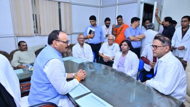 उपमुख्यमंत्री ने स्वरूपरानी चिकित्सालय पहुंचकर उपलब्ध स्वास्थ्य सुविधाओं एवं अन्य व्यवस्थाओं का लिया जायजा
