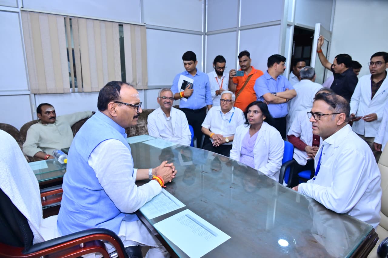 उपमुख्यमंत्री ने स्वरूपरानी चिकित्सालय पहुंचकर उपलब्ध स्वास्थ्य सुविधाओं एवं अन्य व्यवस्थाओं का लिया जायजा उपमुख्यमंत्री ने स्वरूपरानी चिकित्सालय पहुंचकर उपलब्ध स्वास्थ्य सुविधाओं एवं अन्य व्यवस्थाओं का लिया जायजा
