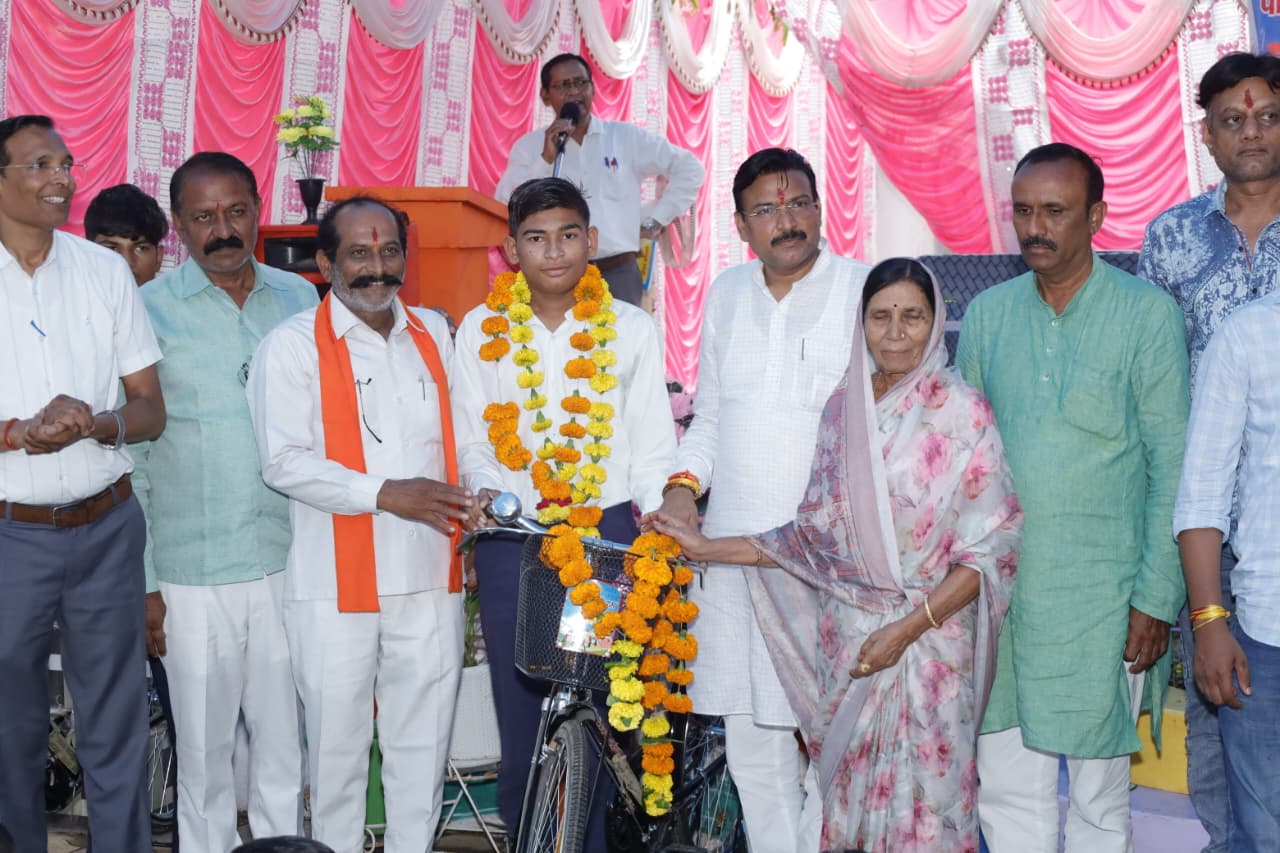 साइकिल केवल साधन नहीं, बेटियों के सपनों को गति देने का माध्यम है : सांसद गजेन्द्रसिंह पटेल साइकिल केवल साधन नहीं, बेटियों के सपनों को गति देने का माध्यम है : सांसद गजेन्द्रसिंह पटेल