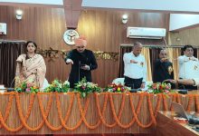 स्वतंत्रता दिवस पर जिलाधिकारी ने अधिकारियों-कर्मचारियों को दिलाई विकसित सोनभद्र के निर्माण की शपथ