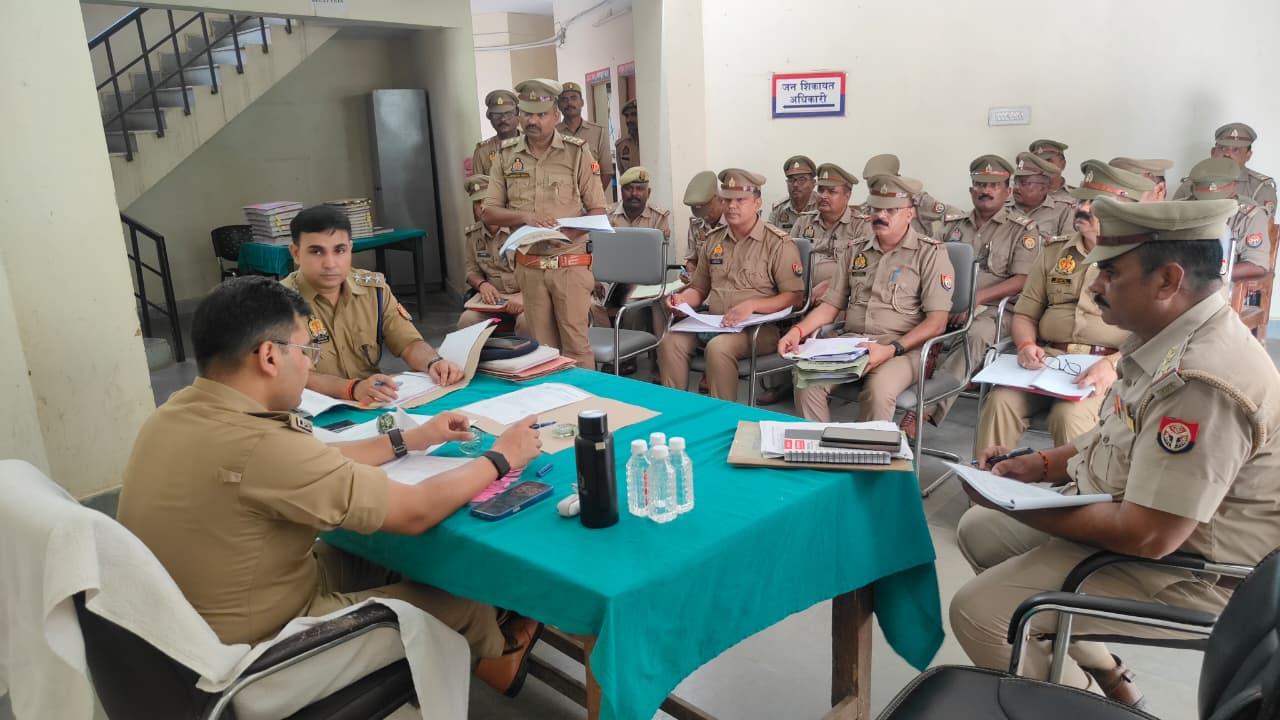 पुलिस अधीक्षक द्वारा सर्किल दुद्धी का अर्दली रूम आयोजित कर लंबित विवेचनाओं की समीक्षा एवं थाना दुद्धी का निरीक्षण किया