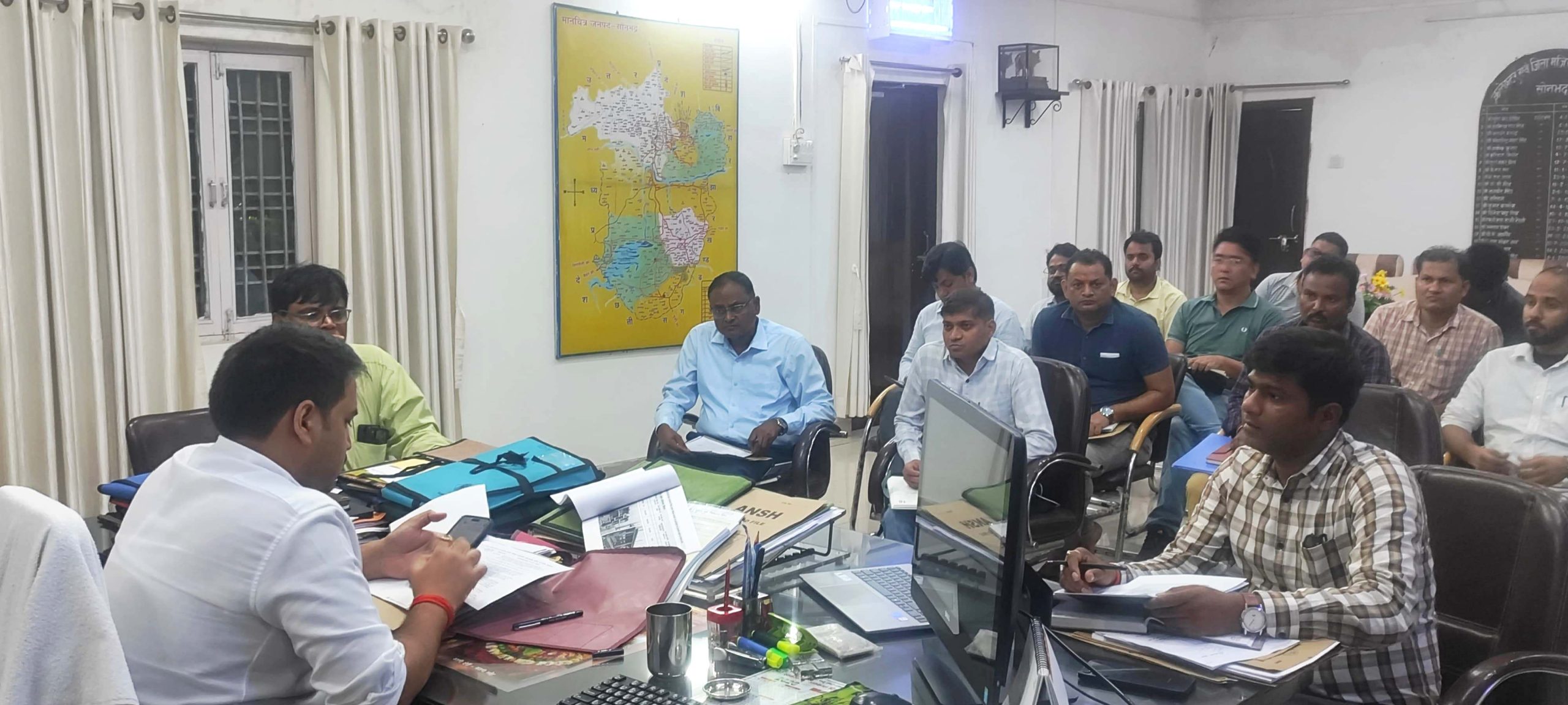 पम्प्ड स्टोरेज परियोजनाओं में तेजी लाने के लिए जिलाधिकारी ने की समीक्षा बैठक