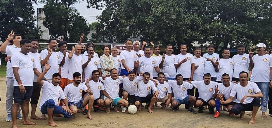 राष्ट्रीय खेल दिवस पर प्रिंट एकादश और इलेक्ट्रॉनिक एकादश के बीच हुआ शानदार मैच राष्ट्रीय खेल दिवस पर प्रिंट एकादश और इलेक्ट्रॉनिक एकादश के बीच हुआ शानदार मैच