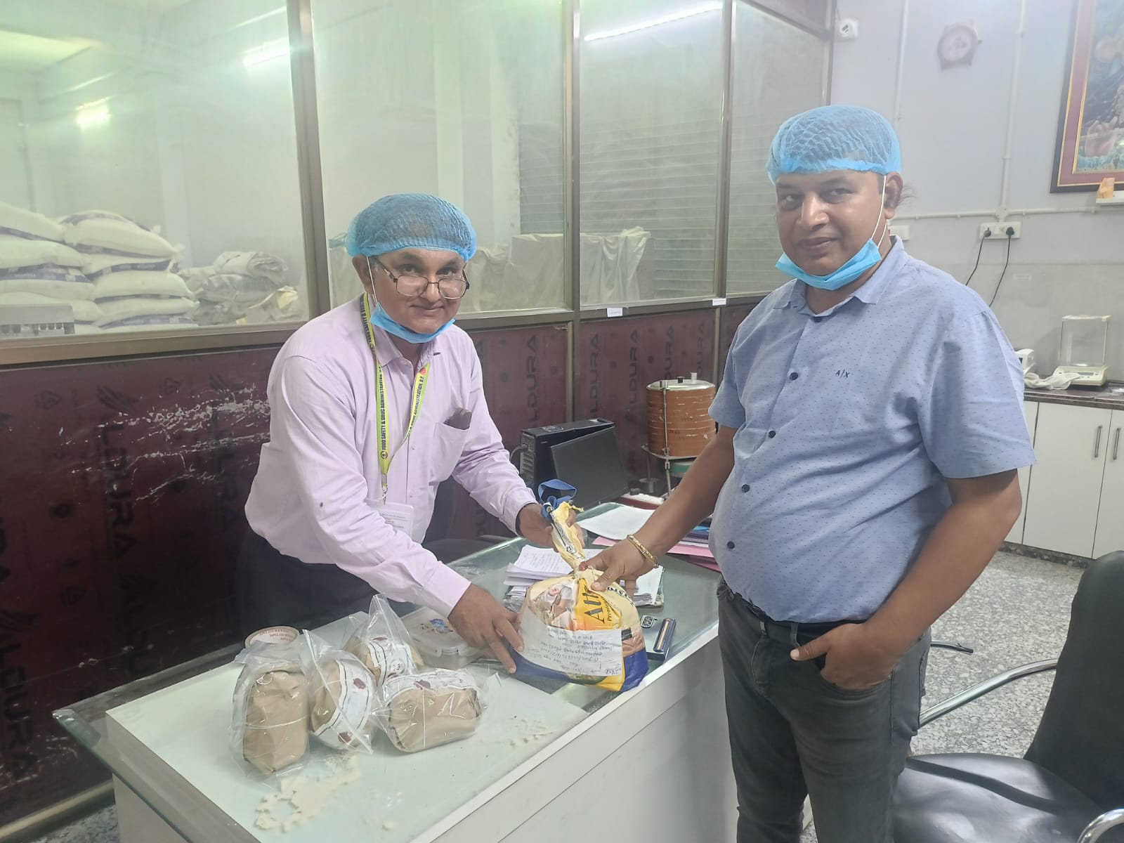 आटा में शैलखड़ी (राोप स्टोन) व चावल आदि की मिलावट की जॉच हेतु लैब को भेजा। आटा में शैलखड़ी (राोप स्टोन) व चावल आदि की मिलावट की जॉच हेतु लैब को भेजा।