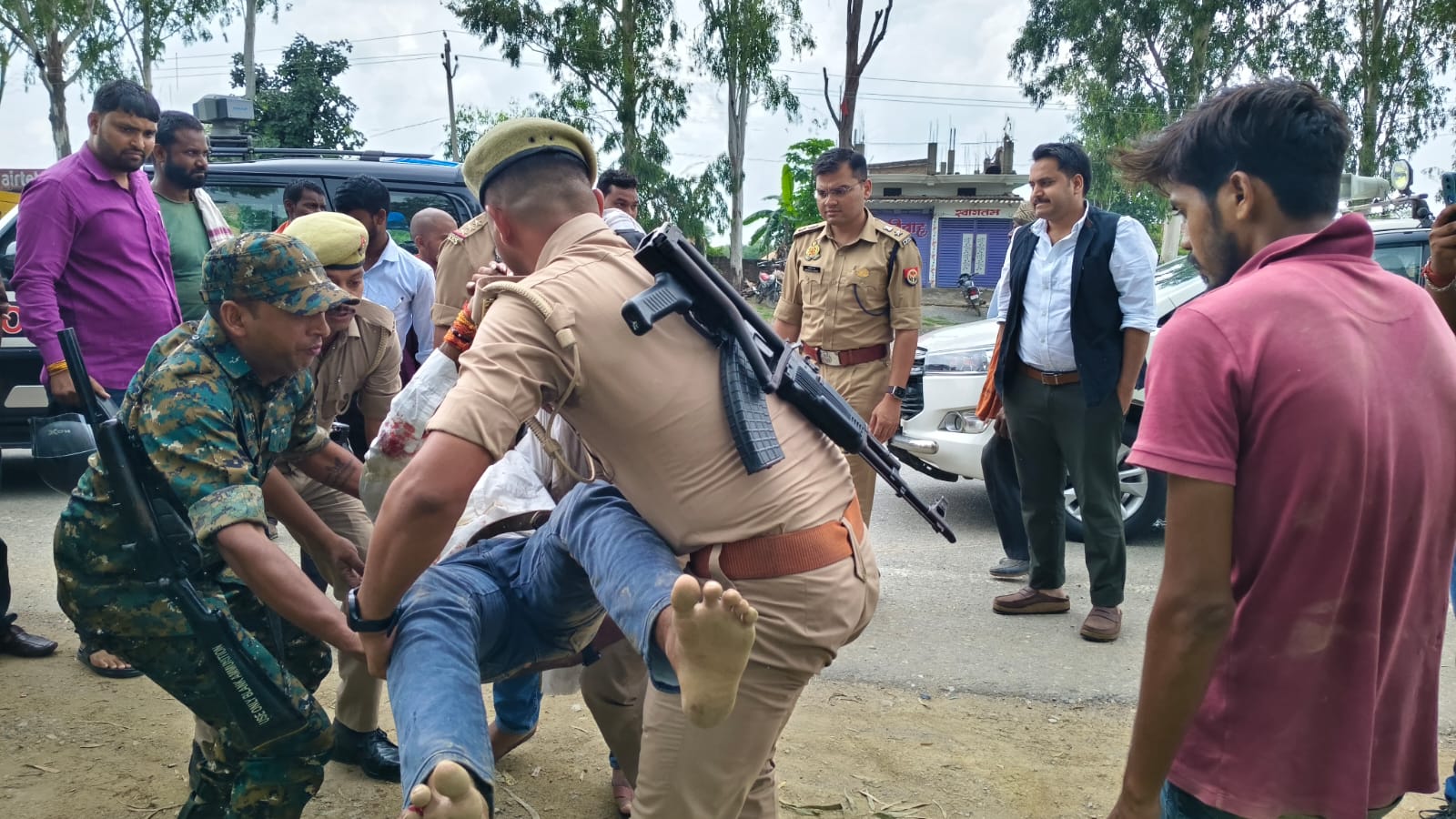 जिलाधिकारी एवं पुलिस अधीक्षक ने दिखाई संवेदनशीलता, सड़क दुर्घटना में घायल व्यक्ति को तत्काल पहुंचाया अस्पताल