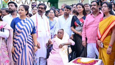 मुख्यमंत्री ने दिवंगत दिशोम गुरु शिबू सोरेन की प्रथम पुण्यतिथि पर अर्पित की भावभीनी श्रद्धांजलि।