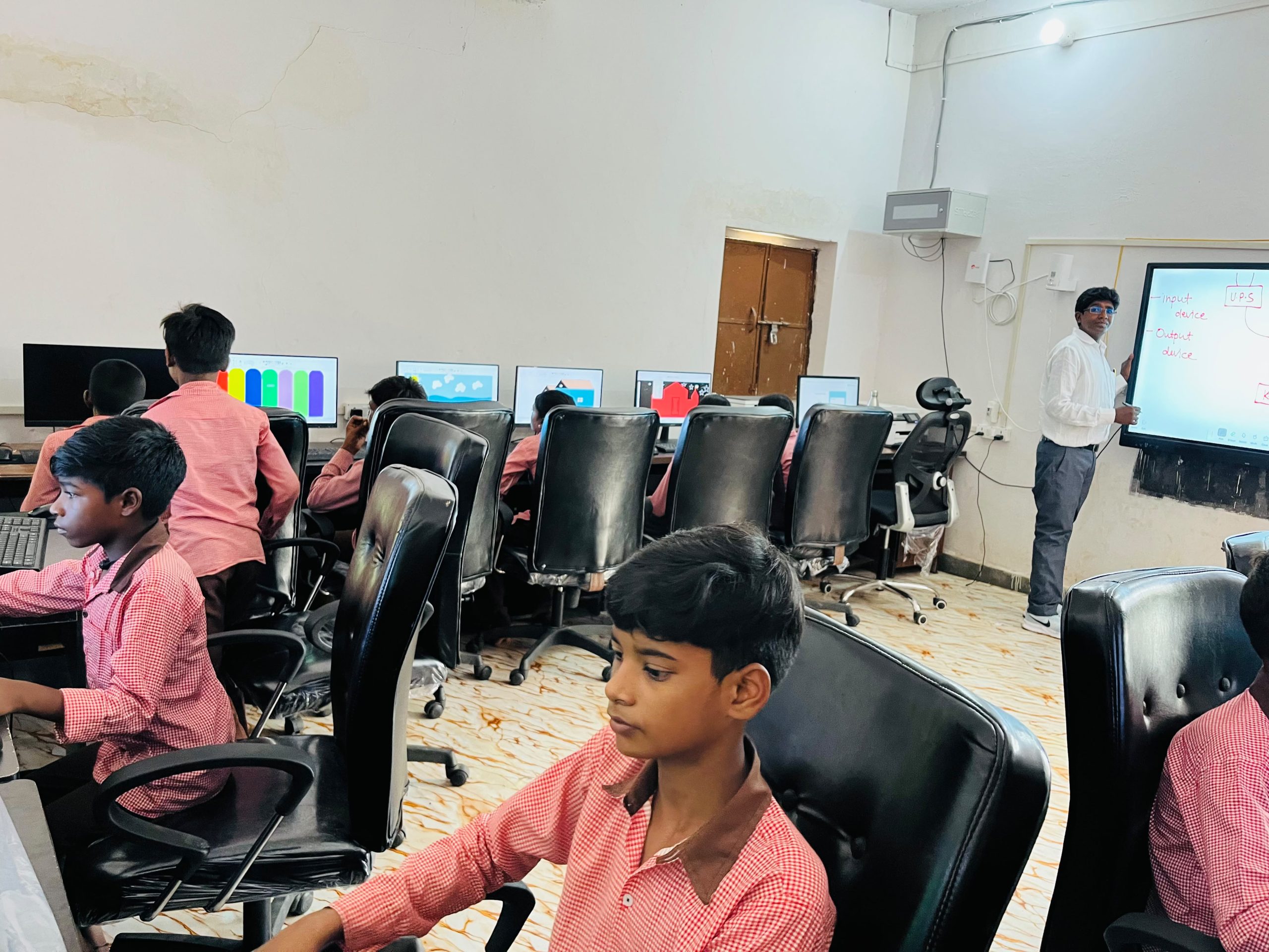 स्मार्ट क्लास, आई0सी0टी0 और कंप्यूटर शिक्षा से विद्यालयों में सीखने का बदल रहा स्वरूप