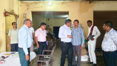 चीनी की जमाखोरी पर प्रशासन सख्त, स्टॉकिस्टों के प्रतिष्ठानों का औचक निरीक्षण