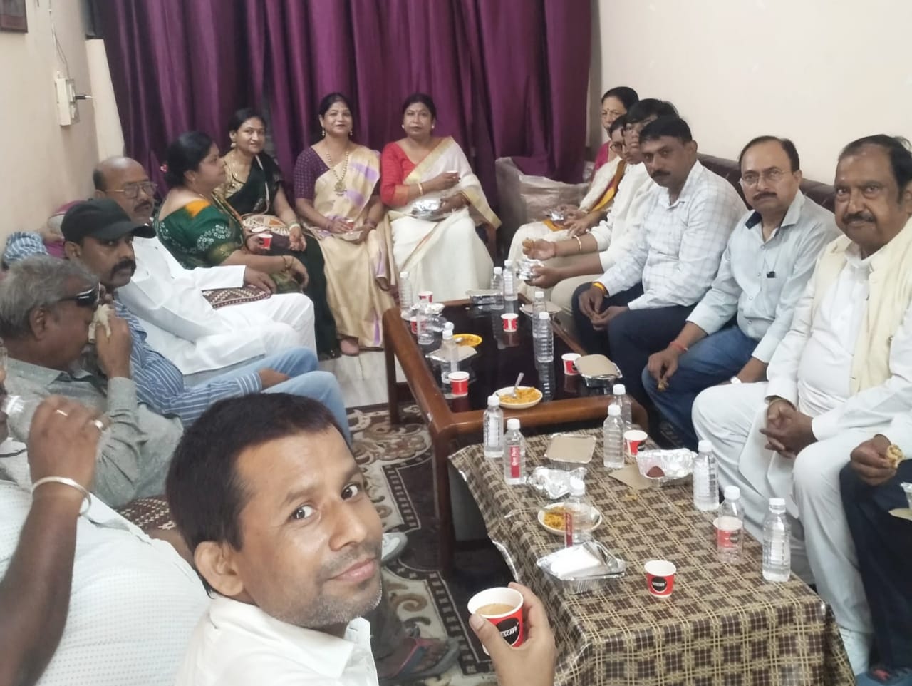 प्रयागराज-स्वतंत्रता दिवस पर वृद्धाश्रम नैनी में बुजुर्गजनों के बीच रौनियार परिवार