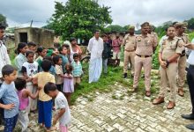 बढ़ते जलस्तर को लेकर प्रशासन अलर्ट, नदी किनारे बसे गांवों में पहुंचकर ग्रामीणों को किया जागरूक