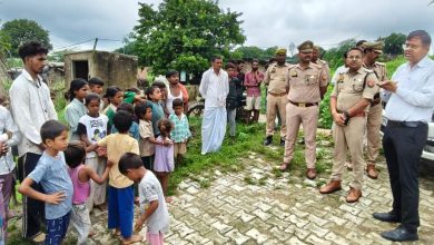 बढ़ते जलस्तर को लेकर प्रशासन अलर्ट, नदी किनारे बसे गांवों में पहुंचकर ग्रामीणों को किया जागरूक