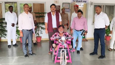 जनसुनवाई में मिली फरियाद को समाधान दिव्यांग रामवृक्ष को जिलाधिकारी ने प्रदान की मोटराइज्ड ट्राईसाइकिल