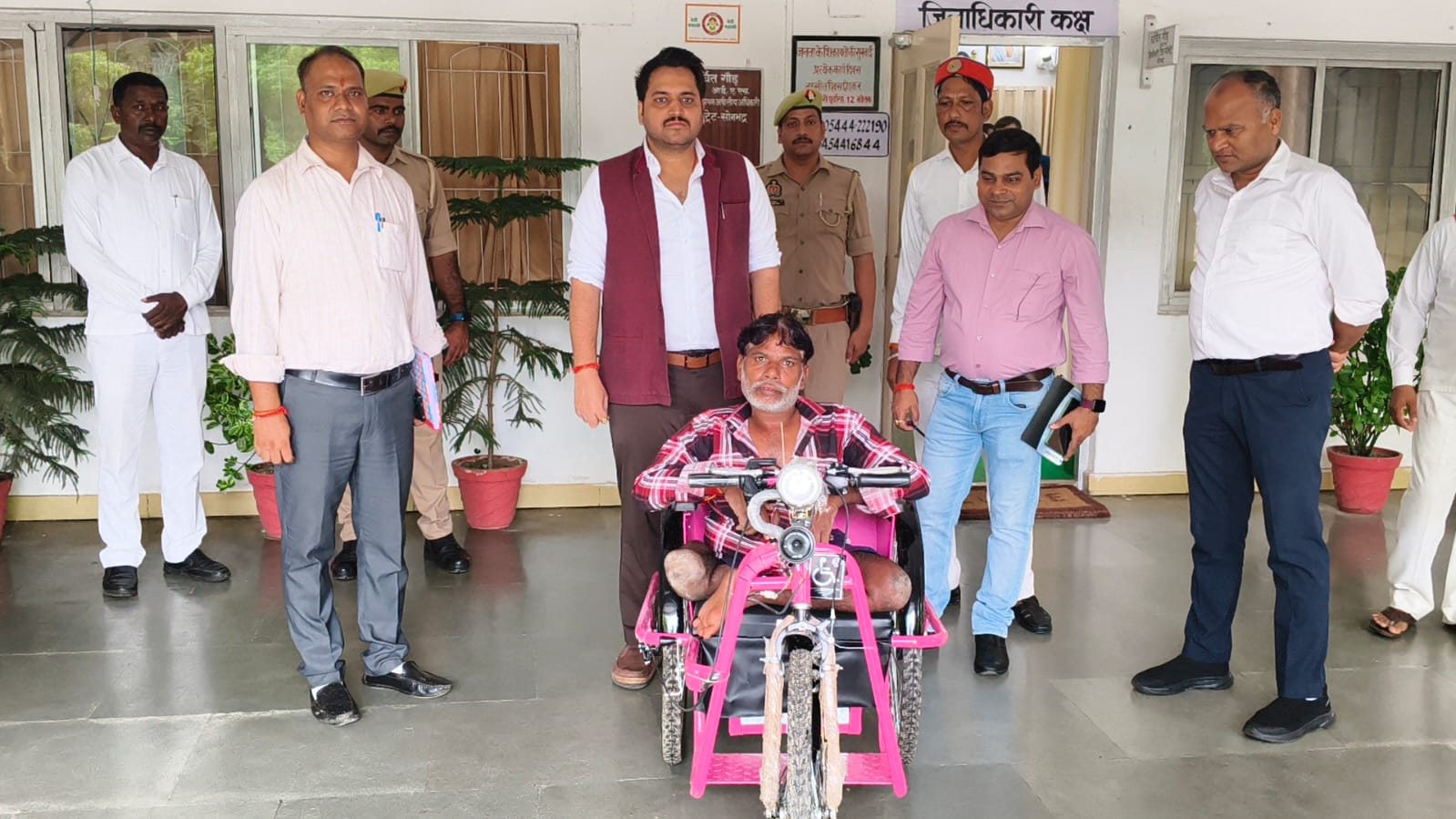 जनसुनवाई में मिली फरियाद को समाधान दिव्यांग रामवृक्ष को जिलाधिकारी ने प्रदान की मोटराइज्ड ट्राईसाइकिल जनसुनवाई में मिली फरियाद को समाधान दिव्यांग रामवृक्ष को जिलाधिकारी ने प्रदान की मोटराइज्ड ट्राईसाइकिल