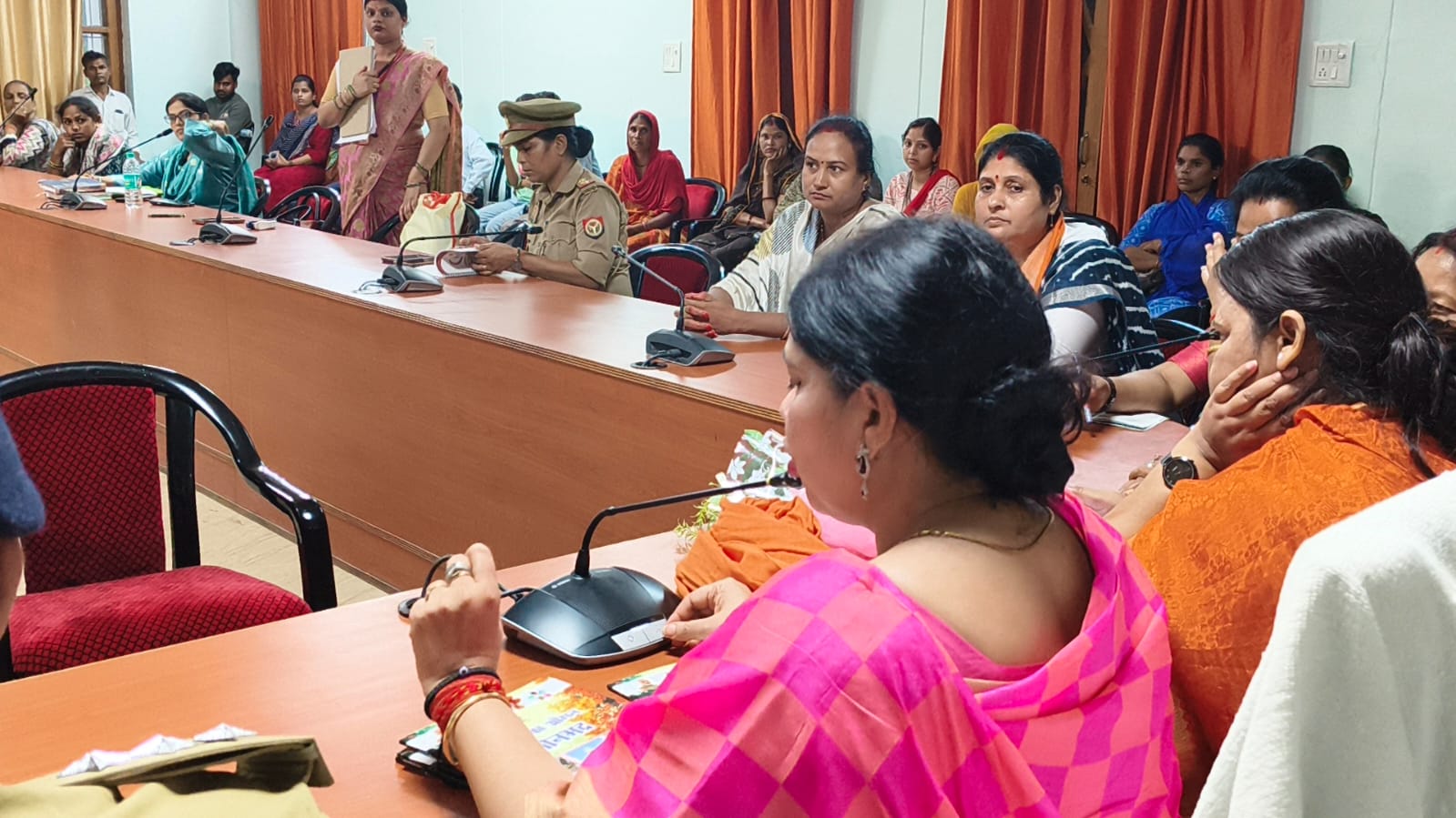 महिला उत्पीड़न से जुड़े प्रकरणों की राज्य महिला आयोग की उपाध्यक्ष एवं सदस्य ने की जनसुनवाई, त्वरित एवं निष्पक्ष निस्तारण के दिए निर्देश महिला उत्पीड़न से जुड़े प्रकरणों की राज्य महिला आयोग की उपाध्यक्ष एवं सदस्य ने की जनसुनवाई, त्वरित एवं निष्पक्ष निस्तारण के दिए निर्देश