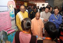 मुख्यमंत्री योगी आदित्यनाथ ने पीएम पोषण योजना के 3.54 लाख रसोइयों को दिया कैशलेस चिकित्सा सुविधा का तोहफा