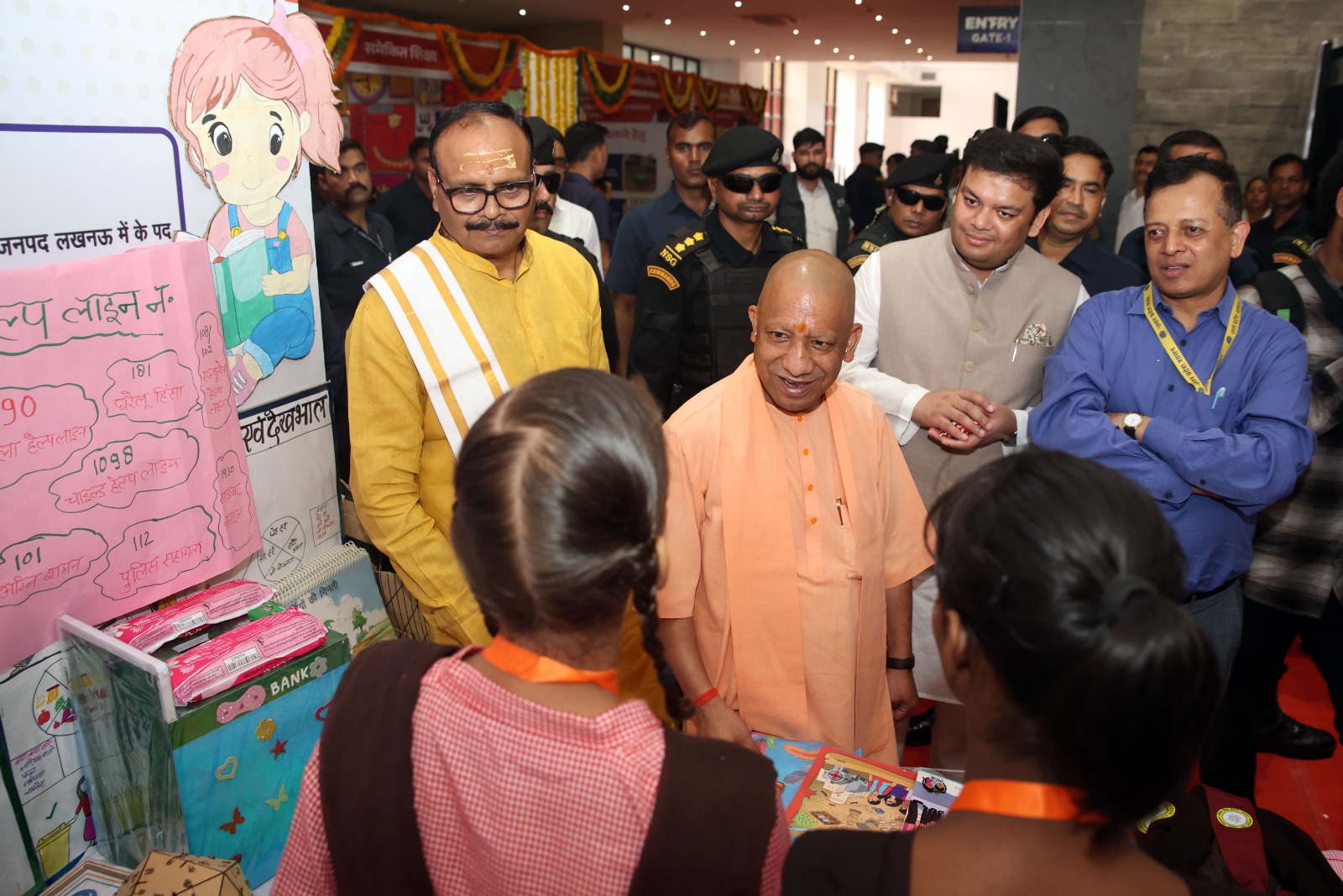 मुख्यमंत्री योगी आदित्यनाथ ने पीएम पोषण योजना के 3.54 लाख रसोइयों को दिया कैशलेस चिकित्सा सुविधा का तोहफा