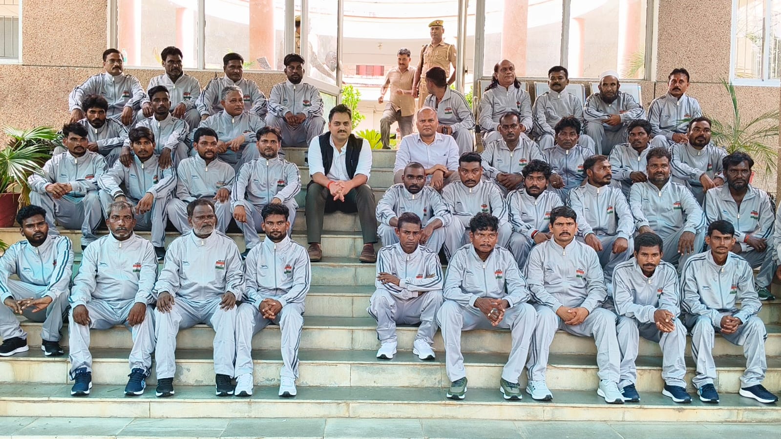 जिलाधिकारी ने सफाई कर्मियों को ट्रैकसूट व जूते प्रदान कर किया ‘दोस्त-मित्र’ पहल का शुभारंभ जिलाधिकारी ने सफाई कर्मियों को ट्रैकसूट व जूते प्रदान कर किया ‘दोस्त-मित्र’ पहल का शुभारंभ