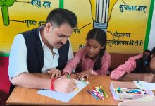 बच्चों के रंगों में सजा ‘मेरे सपनों का भारत’, जिलाधिकारी ने बच्चों संग थामा ब्रश