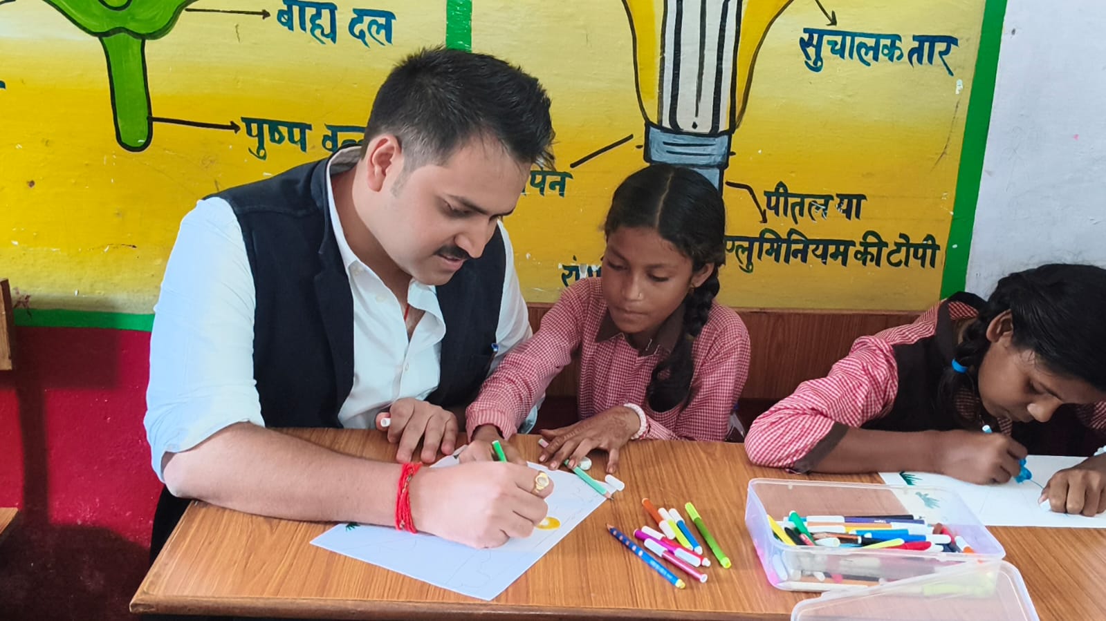 बच्चों के रंगों में सजा ‘मेरे सपनों का भारत’, जिलाधिकारी ने बच्चों संग थामा ब्रश बच्चों के रंगों में सजा ‘मेरे सपनों का भारत’, जिलाधिकारी ने बच्चों संग थामा ब्रश